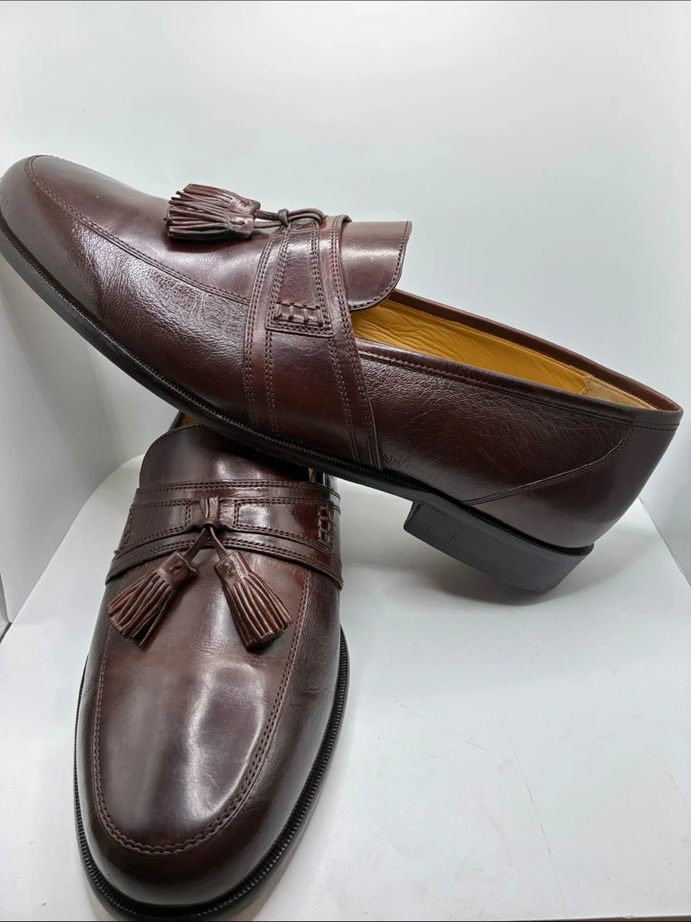 JOHNSON AND MURPHY MEN OXFORD  SIZE 10 M. BROWN/ LEATHER TASSEL DESIGN